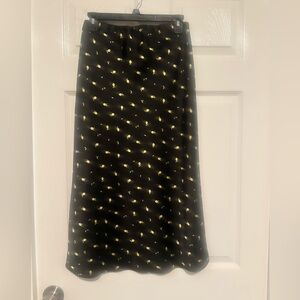 Francesca’s Elegant Black and Yellow Lemon 🍋 Patterned Satin Skirt